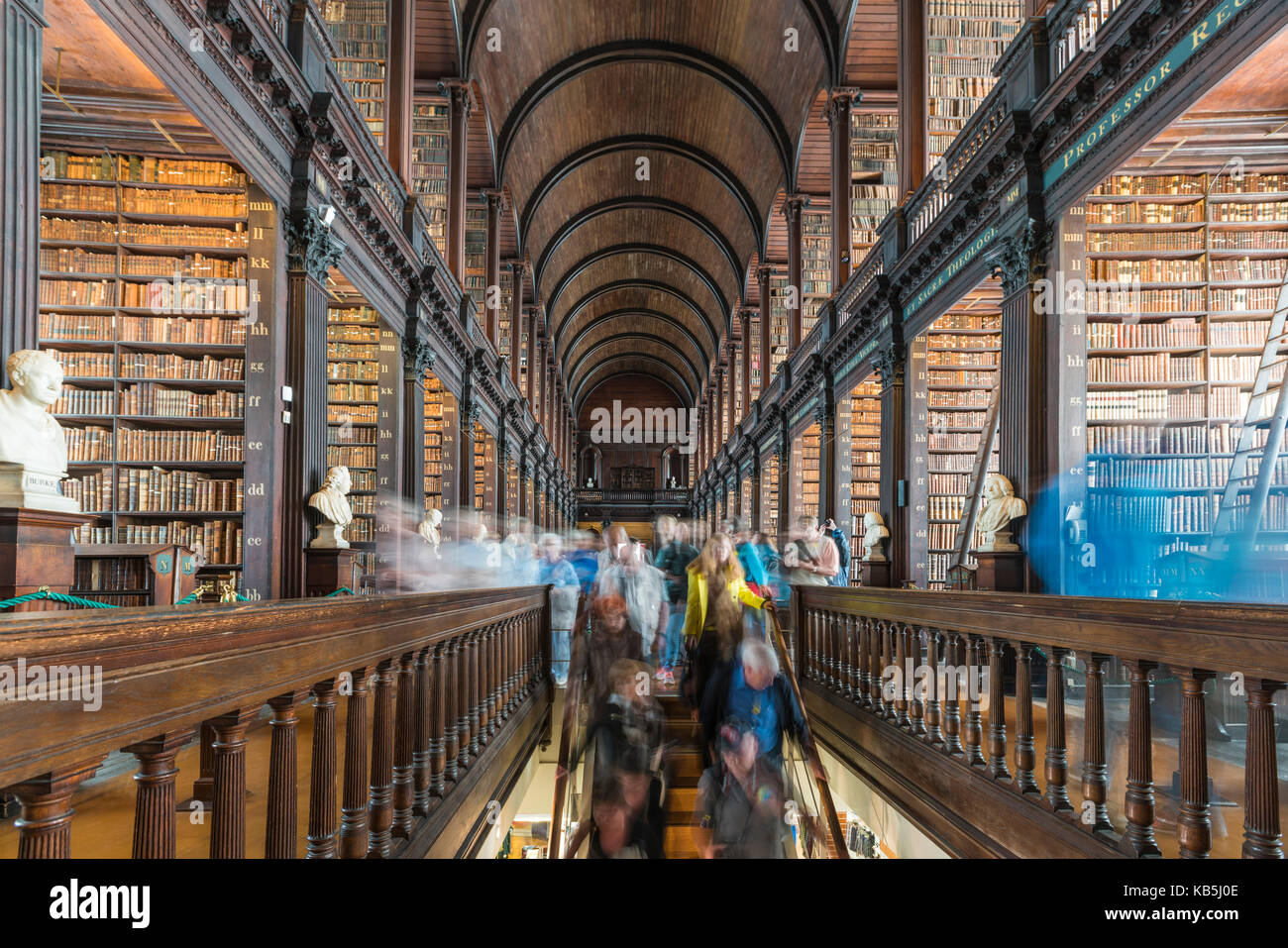 Langer Raum Innen Alten Gebaude Der Bibliothek Dem Trinity College Dublin Republik Irland Europa Stockfotografie Alamy
