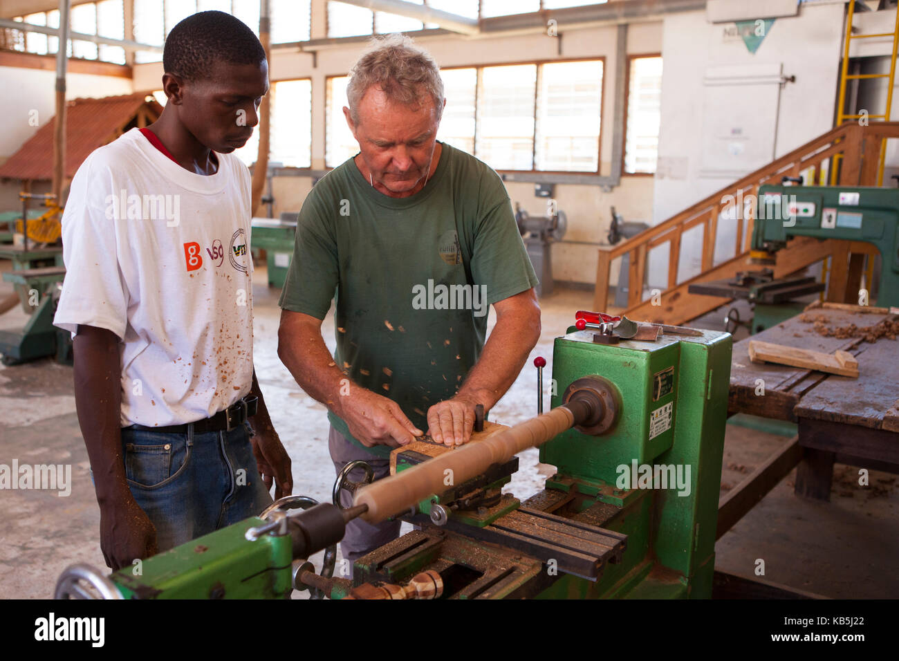 Eine VSO freiwillige Lehre wie eine Drehbank während einer VSO Holzarbeiten beruflichen Fertigkeiten Training Workshop, Tansania, Ostafrika Stockfoto