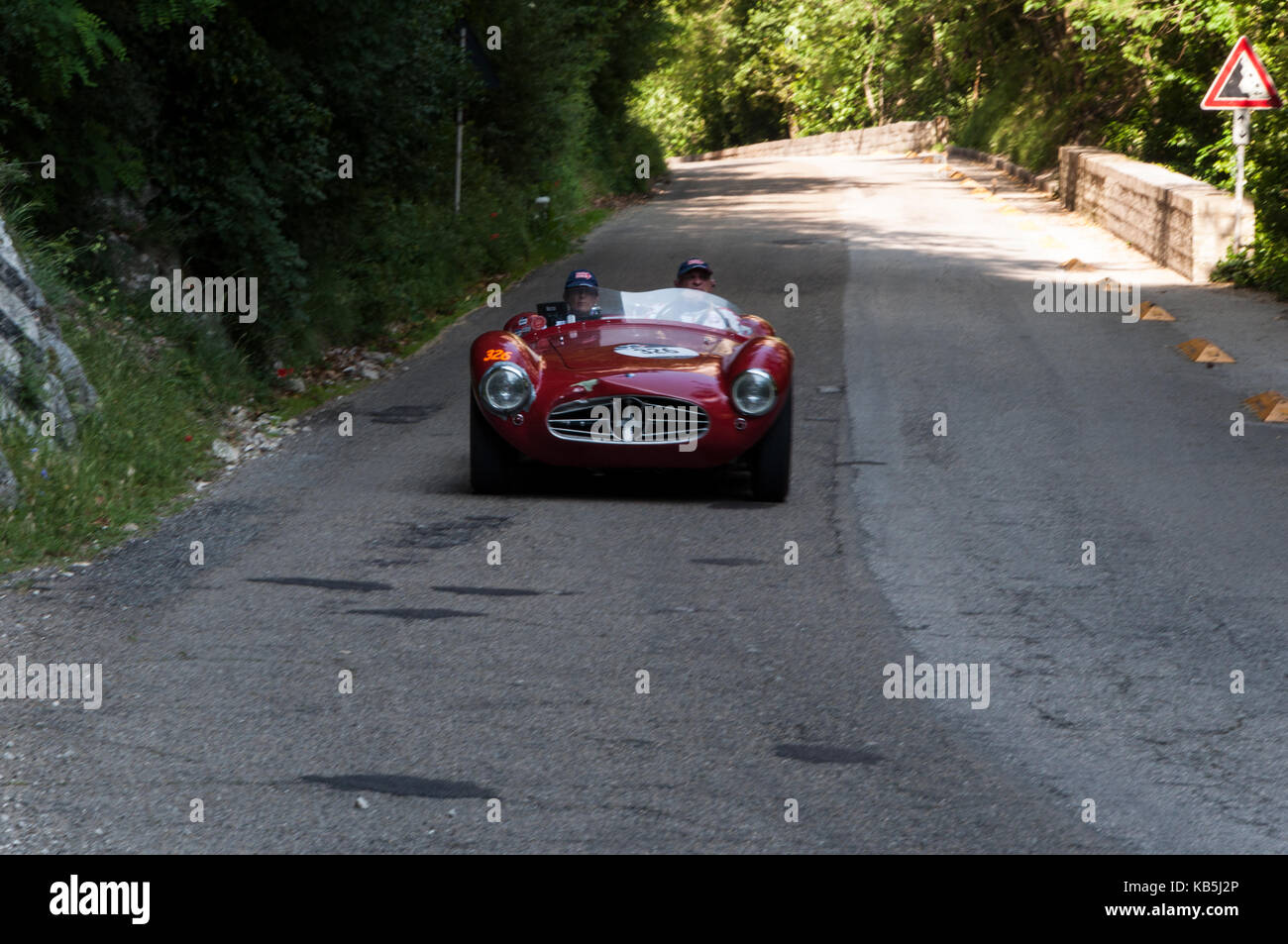 Gola del Furlo, Italien - 19. Mai: Maserati A6GCS/53 Fantuzzi 1954 auf einem alten Rennwagen Rallye Mille Miglia 2017 die berühmte italienische historische Rennen (1. Stockfoto