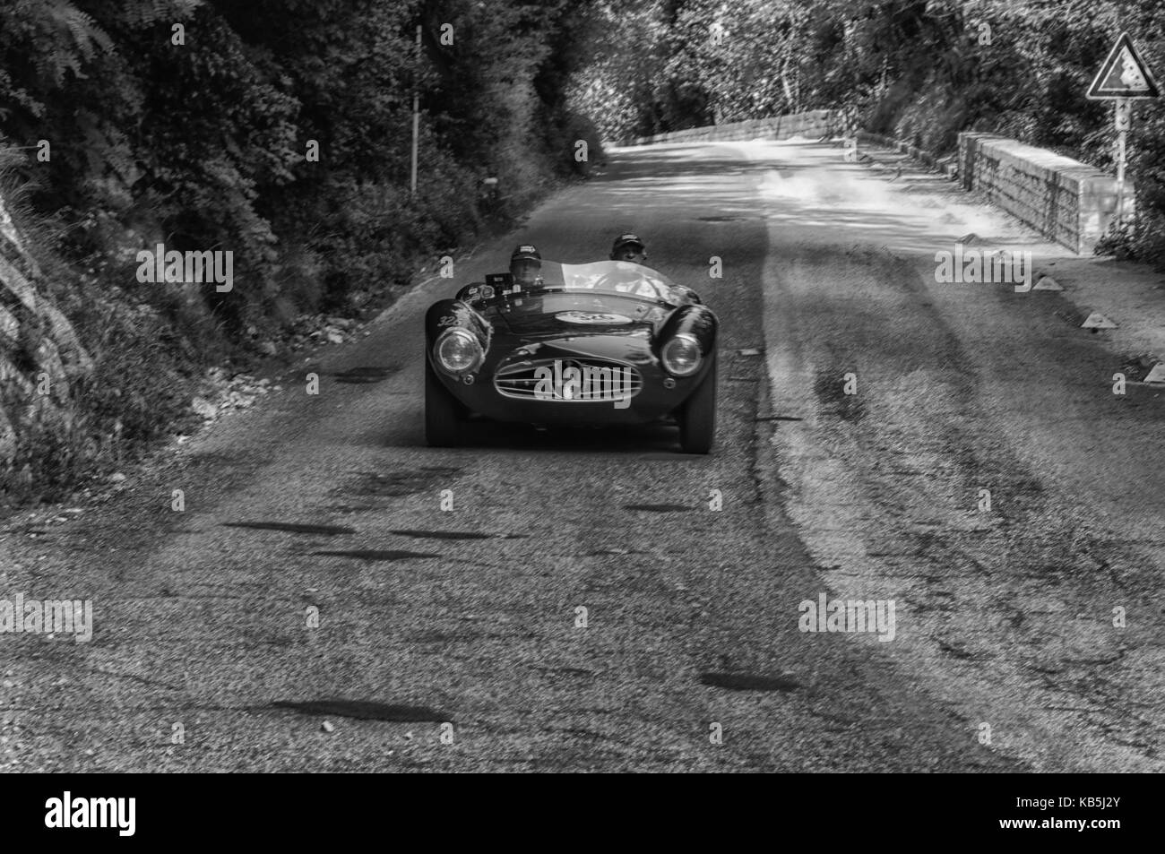 Gola del Furlo, Italien - 19. Mai: Maserati A6GCS/53 Fantuzzi 1954 auf einem alten Rennwagen Rallye Mille Miglia 2017 die berühmte italienische historische Rennen (1. Stockfoto