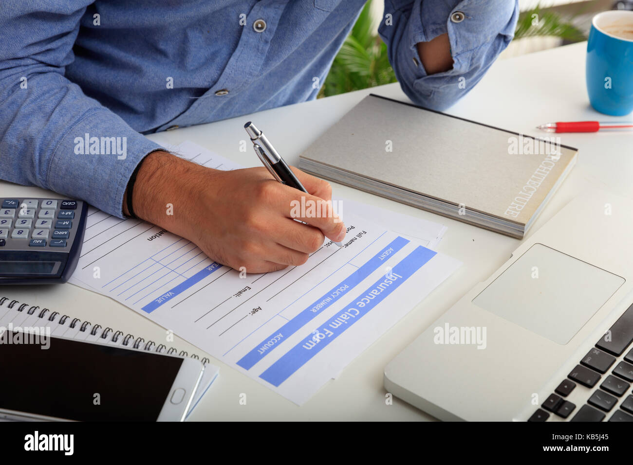 Mann fillimg Anspruch auf Form in einem Büro Hintergrund Stockfoto