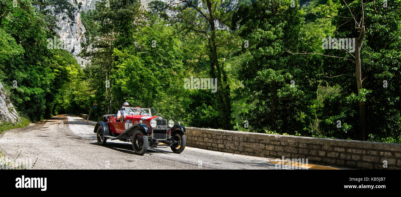 GOLA DEL FURLO, ITALIEN - 19. MAI 665 SPORT SUPERBA 2000 1925 auf einem alten Rennwagen in Rallye Mille Miglia 2017 das berühmte italienische historische Rennen (1 Stockfoto
