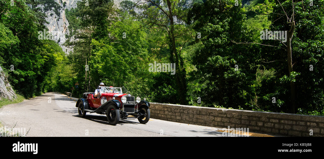 GOLA DEL FURLO, ITALIEN - 19. MAI 665 SPORT SUPERBA 2000 1925 auf einem alten Rennwagen in Rallye Mille Miglia 2017 das berühmte italienische historische Rennen (1 Stockfoto