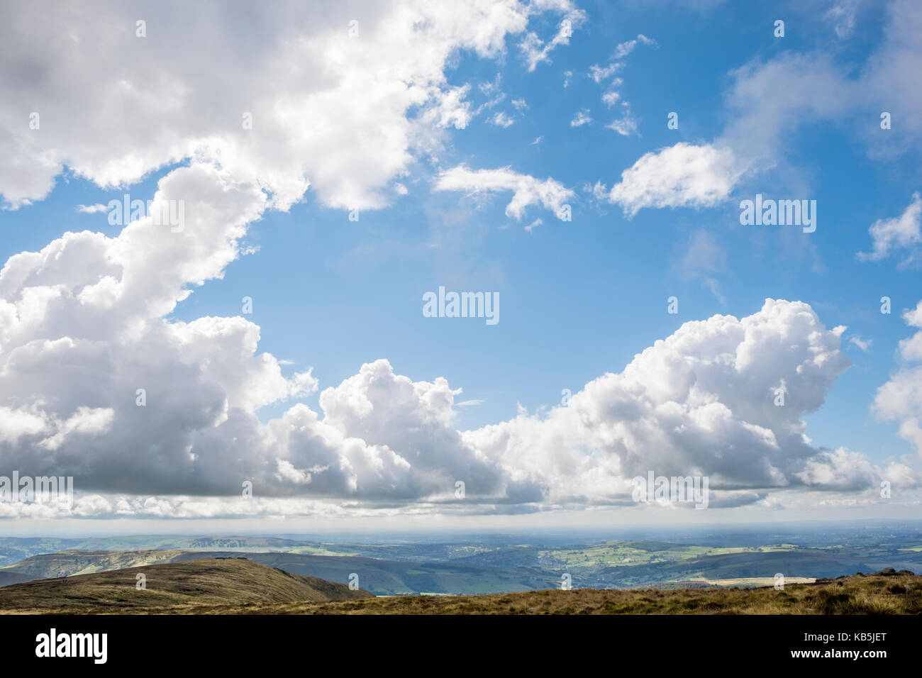 Blauer Himmel und cumulus Wolken über eine North Derbyshire Landschaft und den fernen Horizont. Blick von Kinder Scout, Derbyshire, Peak District, England, Großbritannien Stockfoto