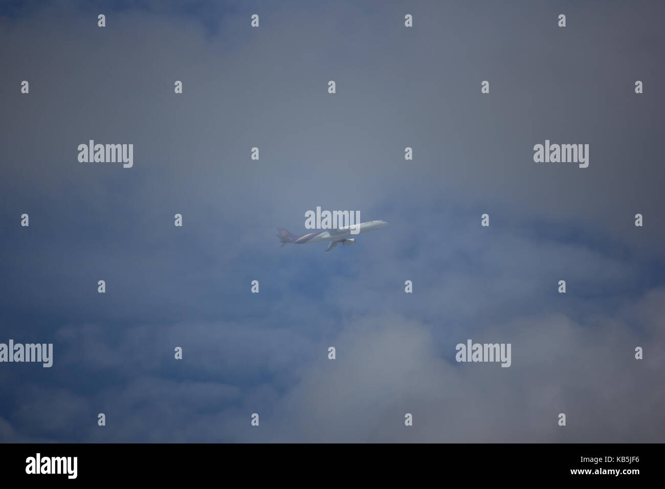 CHIANG MAI, THAILAND - 17. SEPTEMBER 2017: HS-tet Airbus A330-300 von Thaiairway TG 111. Von Chiangmai Flughafen in Bangkok. Stockfoto