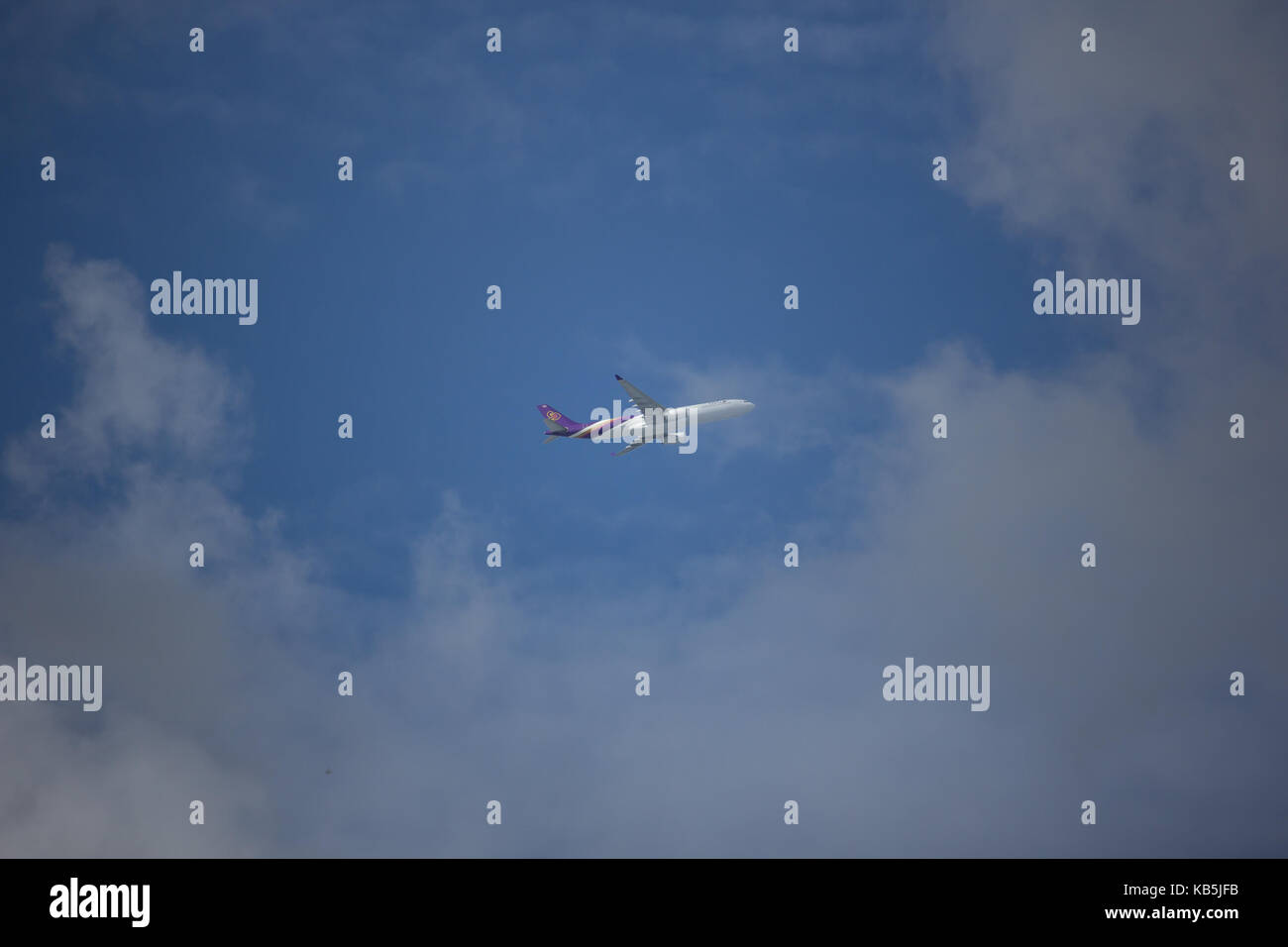 CHIANG MAI, THAILAND - 17. SEPTEMBER 2017: HS-tet Airbus A330-300 von Thaiairway TG 111. Von Chiangmai Flughafen in Bangkok. Stockfoto