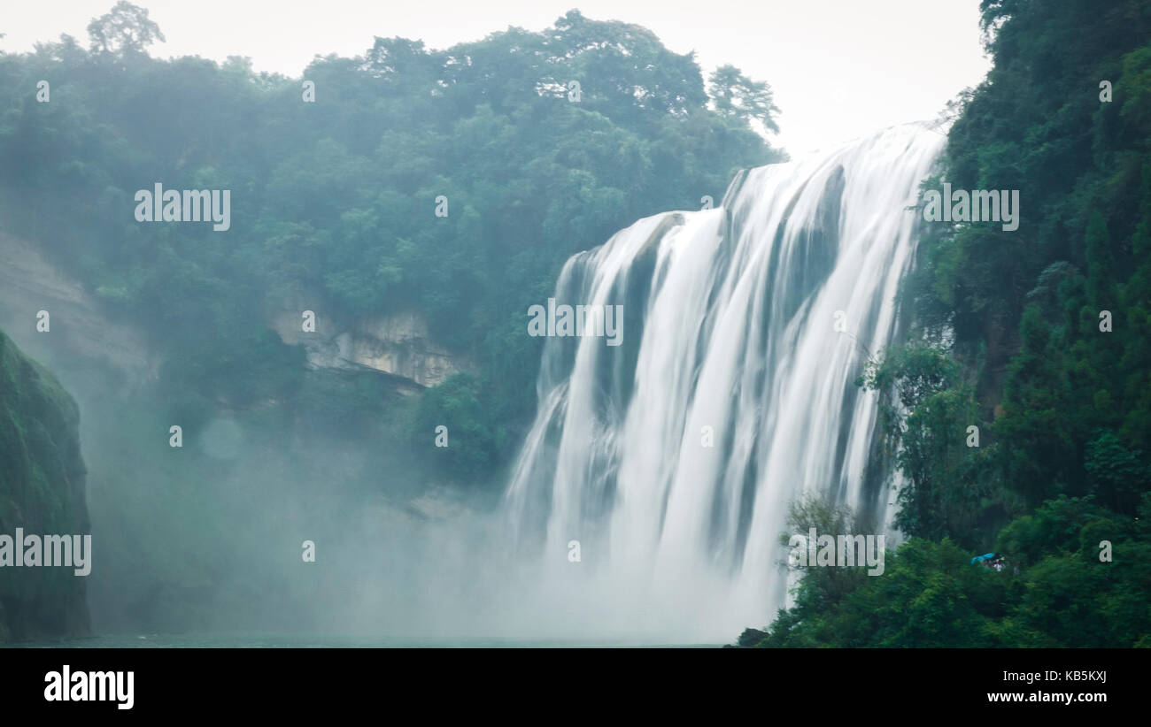 , Anshun Anshun, China. 28 Sep, 2017. Anshun, CHINA - September 2017 EDITORIAL: (NUR ZU VERWENDEN. CHINA) Landschaft des Huangguoshu Wasserfall landschaftlich reizvollen Gegend in Anshun, Südwesten Chinas Provinz Guizhou. Die huangguoshu Wasserfall, der größte Wasserfall in der Volksrepublik China und eine der berühmtesten der Welt, ist der einzige Wasserfall auf diesem Planeten, die von oben betrachtet werden können, unten, vorne, hinten, links und rechts. Es ist 77,8 Meter hoch und 101 Meter breit. Der Wasserfall ist 67 Meter hoch und 79 Meter breit. Wasservorhang Höhle, ein 134-Meter natürlichen Korridor hinter dem Wasserfall, der Besuchern ermöglicht, wa Stockfoto