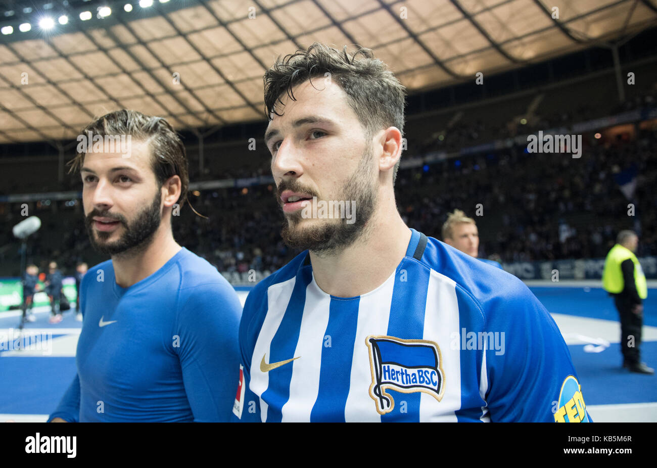 Nach dem Spielende: Marvin PLATTENHARDT und Mathew LECKIE (beideB). Fussball 1. Bundesliga, 5. Spieltag, Hertha BSC Berlin (B) - TSV Bayer 04 Leverkusen (LEV), am 20.09.2017 in Berlin/Deutschland. | Verwendung weltweit Stockfoto