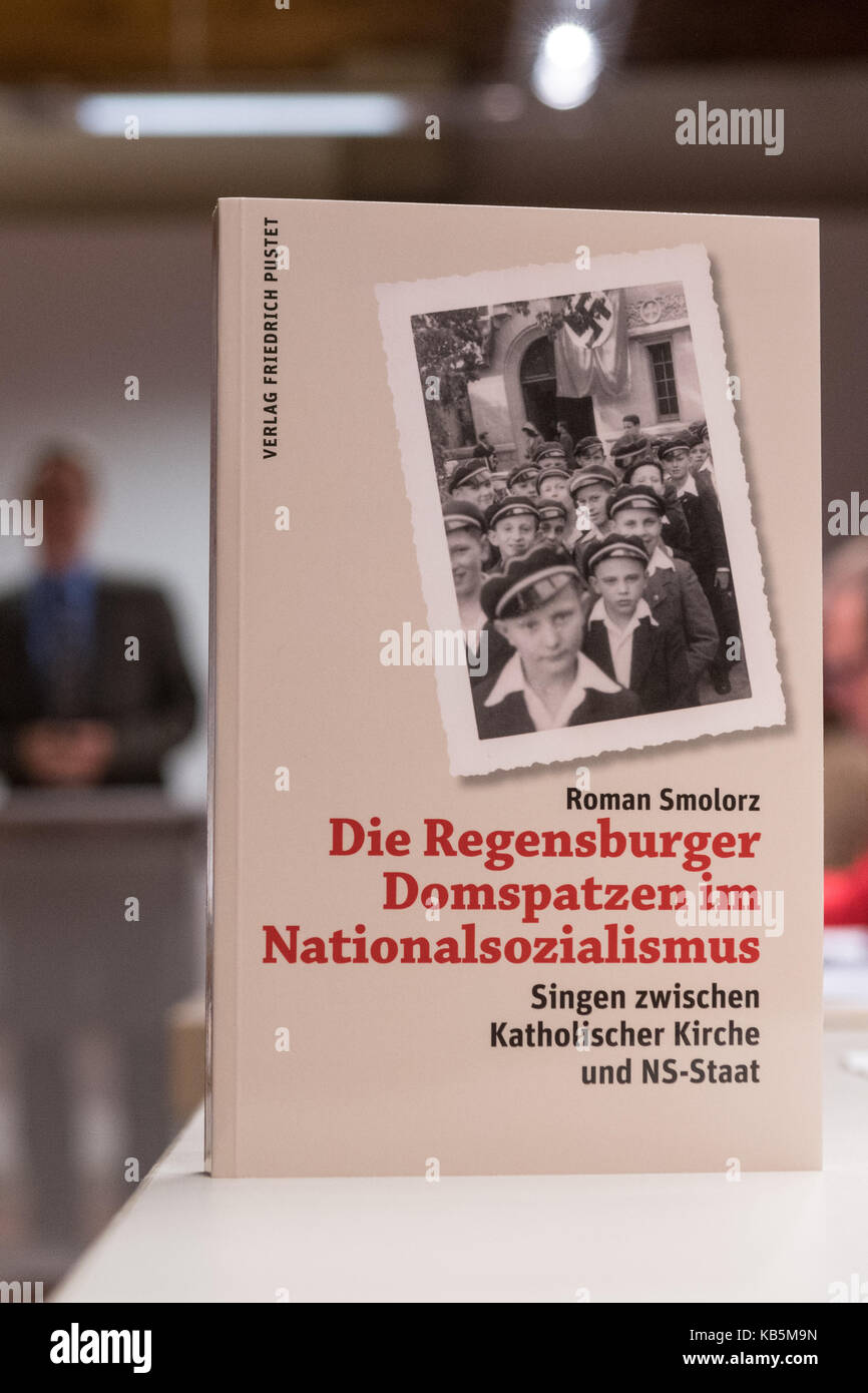 Regensburg, Deutschland. 28 Sep, 2017. Das Buch mit dem Titel "Regensburger Domspatzen im.-Singen zwischen Katholischer Kirche und NS-Staat" (Lit. "Regensburger Dom Chor im Nationalsozialismus - Gesang zwischen katholischer Kirche und NS-Staat', in Regensburg, Deutschland, 28. September 2017 fotografiert. Foto: Armin Weigel/dpa/Alamy leben Nachrichten Stockfoto