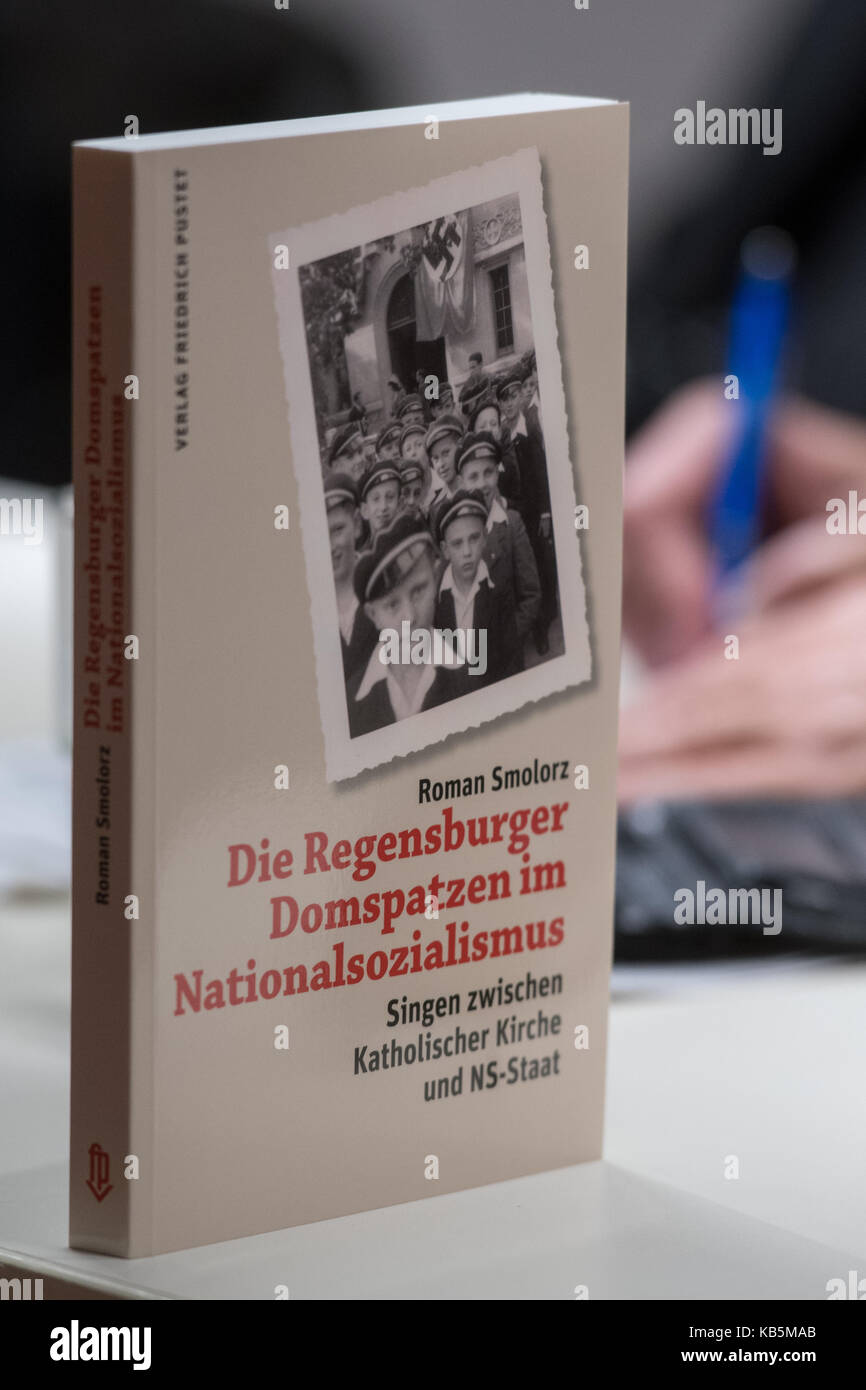 Regensburg, Deutschland. 28 Sep, 2017. Das Buch mit dem Titel "Regensburger Domspatzen im.-Singen zwischen Katholischer Kirche und NS-Staat" (Lit. "Regensburger Dom Chor im Nationalsozialismus - Gesang zwischen katholischer Kirche und NS-Staat', in Regensburg, Deutschland, 28. September 2017 fotografiert. Foto: Armin Weigel/dpa/Alamy leben Nachrichten Stockfoto