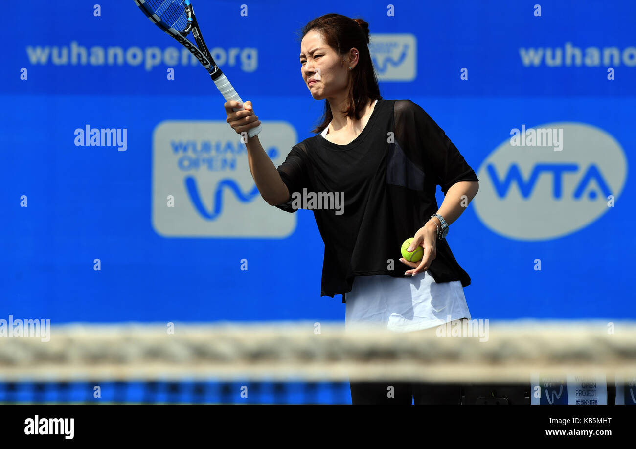 Wuhan, China. 28 Sep, 2017. Chinesische zwei Grand-slam-Meister Li Na tennis Fähigkeiten an junge Spieler während der 2017 WTA Wuhan Projekt öffnen Ereignis in Wuhan, Hauptstadt der zentralchinesischen Provinz Hubei, Sept. 28, 2017 zeigt. Quelle: Xinhua/Alamy leben Nachrichten Stockfoto