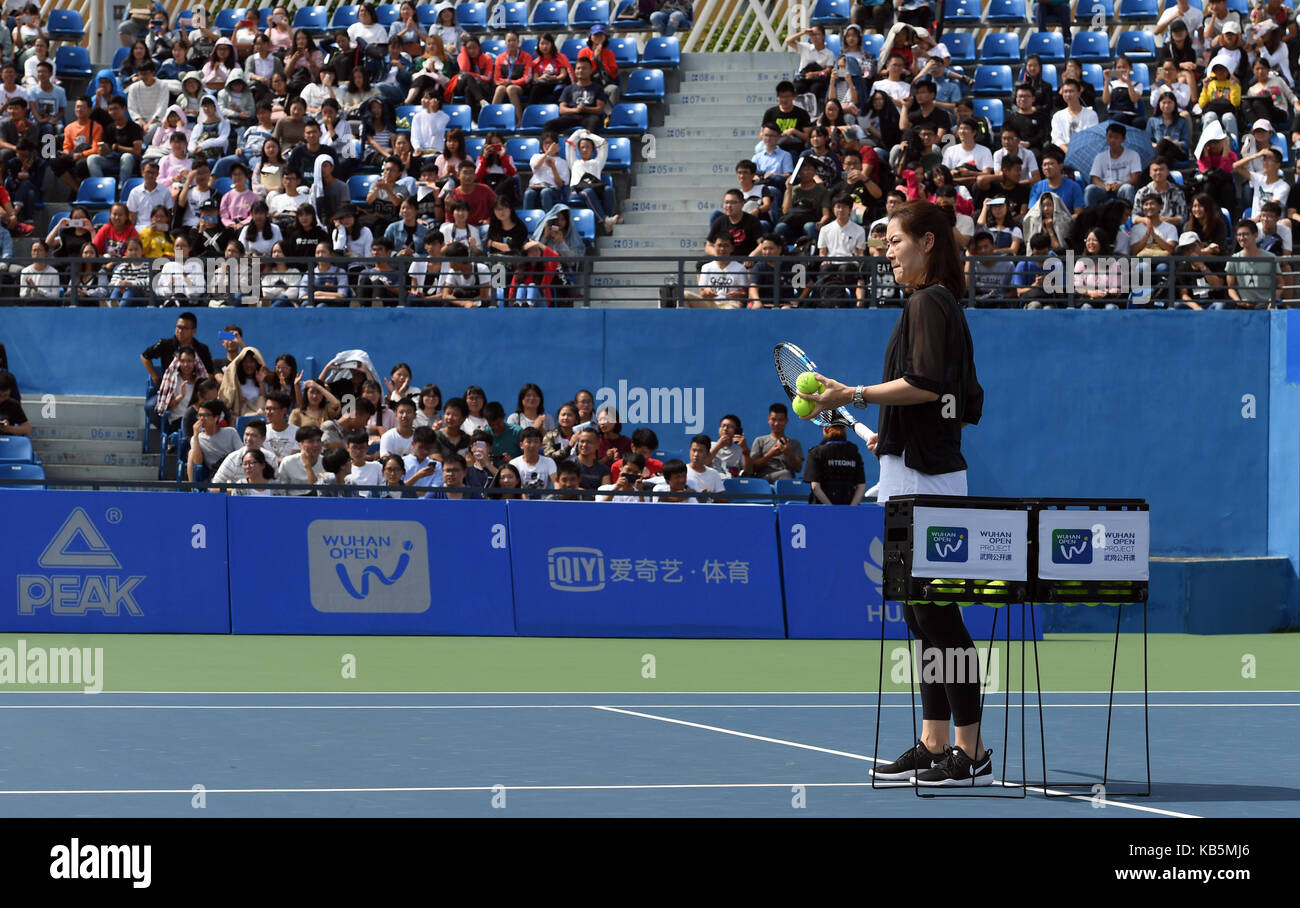 Wuhan, China. 28 Sep, 2017. Chinesische zwei Grand-slam-Meister Li Na tennis Fähigkeiten an junge Spieler während der 2017 WTA Wuhan Projekt öffnen Ereignis in Wuhan, Hauptstadt der zentralchinesischen Provinz Hubei, Sept. 28, 2017 zeigt. Quelle: Xinhua/Alamy leben Nachrichten Stockfoto