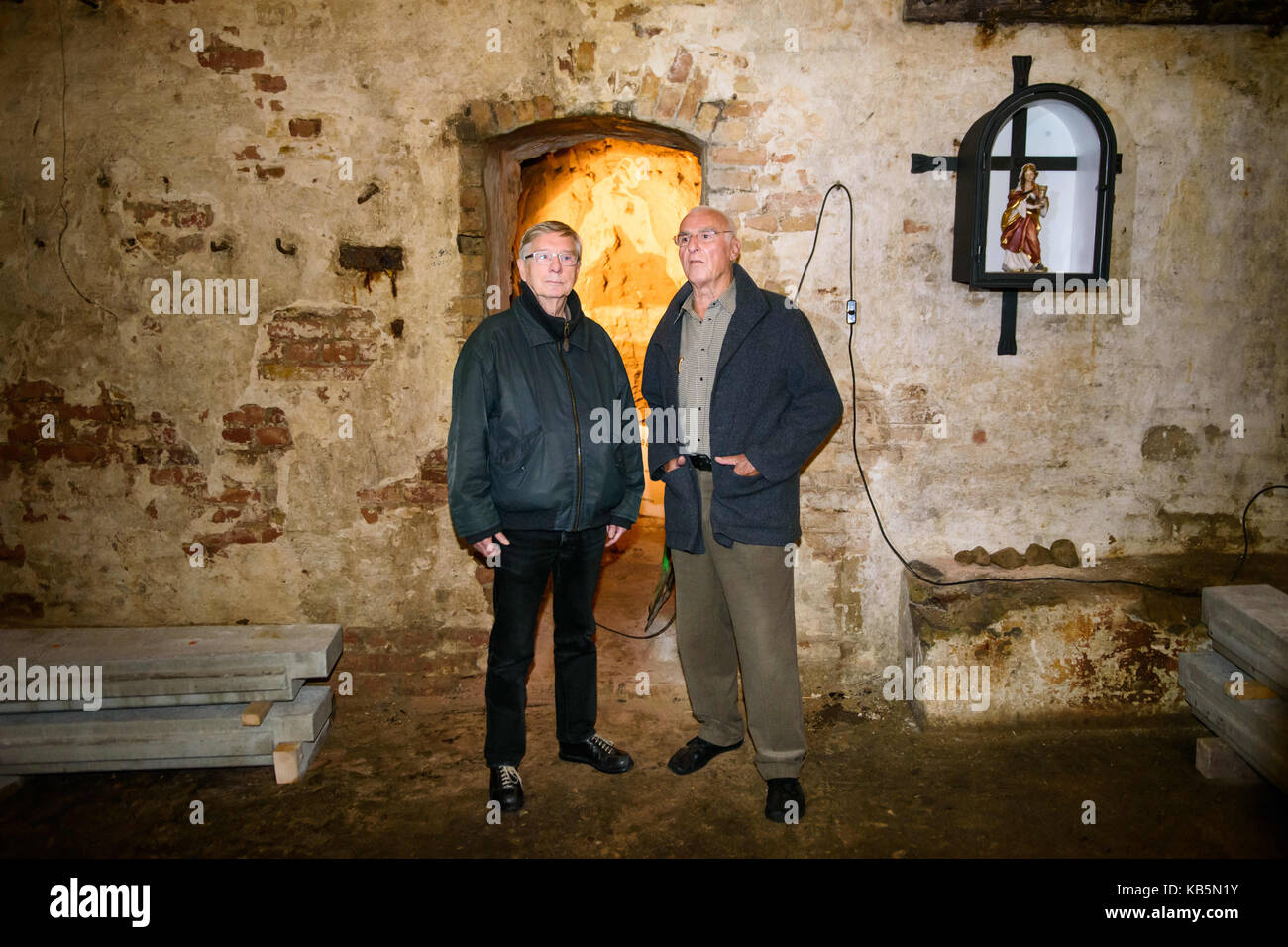 Berlin, Deutschland. 28 Sep, 2017. Die beiden Zeitzeugen Ulrich Pfeifer (l) und Hasso Herschel stehen in einem alten Keller der ehemaligen Oswald Berliner Brauerei in Berlin, Deutschland, 28. September 2017. Herschel geholfen, Planung und Bau die Fluchttunnel von West nach Ost Berlin. Pfeiffer verwendet, um den Tunnel zu fliegen. Der Verein Berliner Unterwelten ("Berliner Unterwelten") plant einen alten Fluchttunnel von DDR-Bürgern in den Westen zu fliegen zu erweitern, und machen es für Besucher zugänglich. Der Tunnel soll ab Sommer 2018 zu öffnen. Credit: Gregor Fischer/dpa/Alamy leben Nachrichten Stockfoto