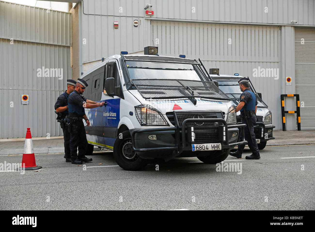 Barcelona, Espana. 28 Sep, 2017. die Guardia Urbana des Lagers, wo sind die Umfragen der Generalitat von Katalonien in Barcelona bewacht, 28. September 2017. Credit: Gtres Información más Comuniación auf Linie, S.L./Alamy leben Nachrichten Stockfoto