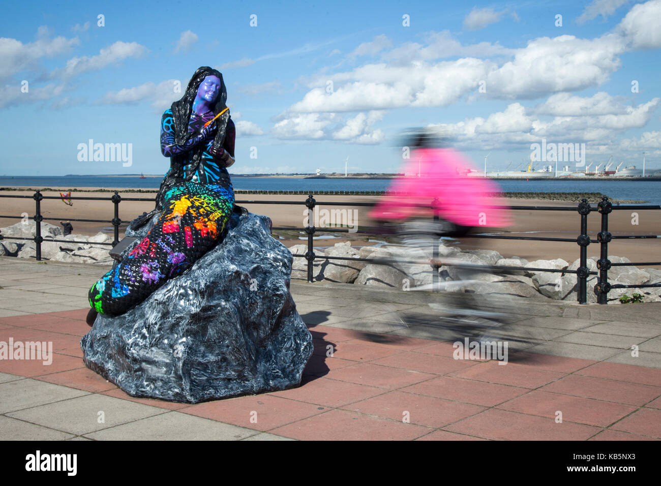 Die Wirral, Wallasey. UK Wetter. 28. September, 2017. Sonnigen Tag in New Brighton, wie Leute Spazieren und Radfahren entlang der Marine Promenade, in hellem Sonnenlicht. Die Spur der faszinierender Meerjungfrauen wird von der Black Rock Meerjungfrau, die Rede ist von einem Seemann in New Brighton im 18. Jahrhundert erschienen sein inspiriert. Diese bunte Kreationen bilden die Meerjungfrau Trail und debütieren in der Stadt am Meer Sommer Besucher begrüßen zu dürfen. Kredit; Quelle: MediaWorldImages/Alamy leben Nachrichten Stockfoto