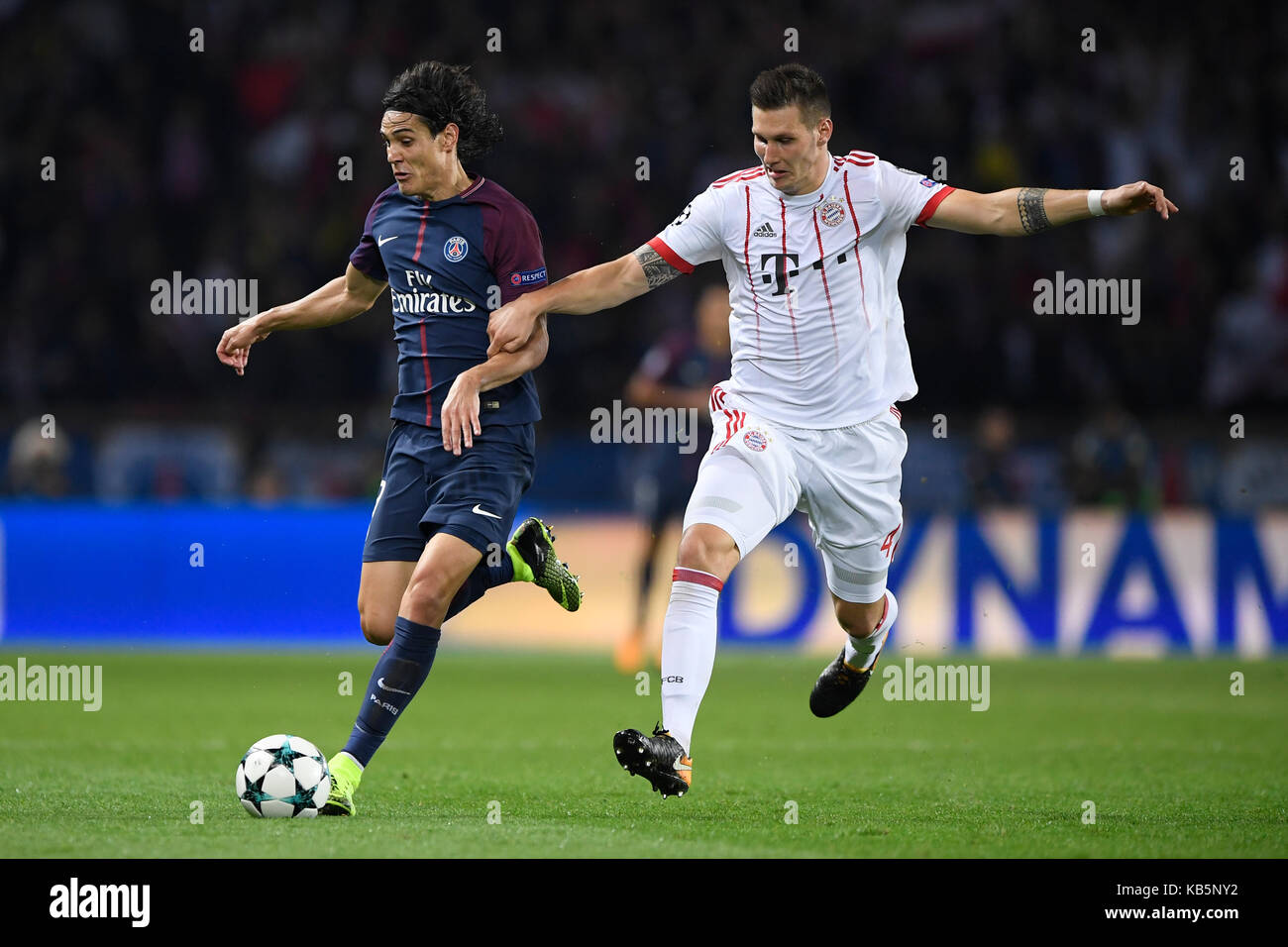 Paris, Frankreich. September 2017. Edinson Cavani (Paris Saint-Germain) gegen Niklas Suele (FCB, r.). GES./ Fussball/ Champions League: Paris Saint-Germain - FC Bayern München, 27.09.2017 Fußball: Champions League: Paris Saint-Germain vs FC Bayern München, Paris, 27. September 2017   Nutzung weltweit Quelle: dpa/Alamy Live News Stockfoto