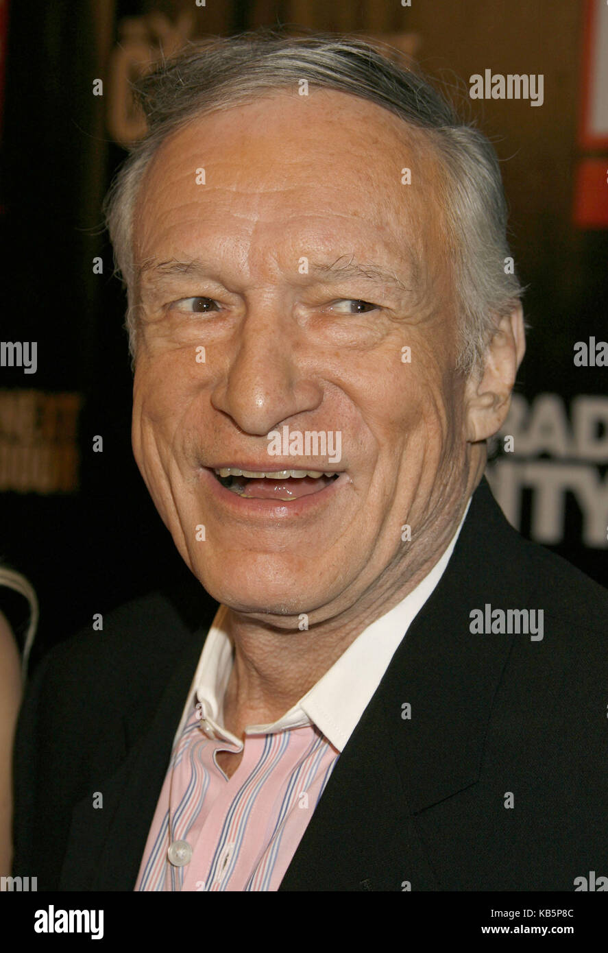 Holmby Hills, Kalifornien, USA. 28 Feb, 2007. 27. September 2017 - Hugh Marston Hefner aka "Hef'' war eine amerikanische Zeitschrift Verleger, Herausgeber, Geschäftsmann, und internationalen Playboy am besten als Chefredakteur und Herausgeber der Zeitschrift Playboy, die er im Jahr 1953 bekannt. Hefner war der Gründer und Chief Creative Officer von Playboy Enterprises, die Publishing Group, die die Zeitschrift tätig ist. Hefner war auch ein politischer Aktivist und Philanthrop. Datei Foto: 27. Februar 2007 - Holmby Hills, Kalifornien - Hugh Hefner. "Die Mädchen von Nebenan'' Saison 3 Launch Party in der Playboy Stockfoto