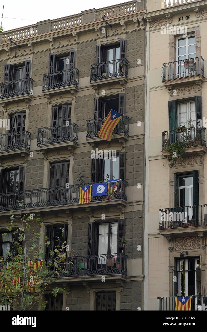 Barcelona, Spanien. 28. September 2017. Haus vorne in Barcelona mit katalanischen Fahnen. Quelle: Franz Perc/Alamy leben Nachrichten Stockfoto