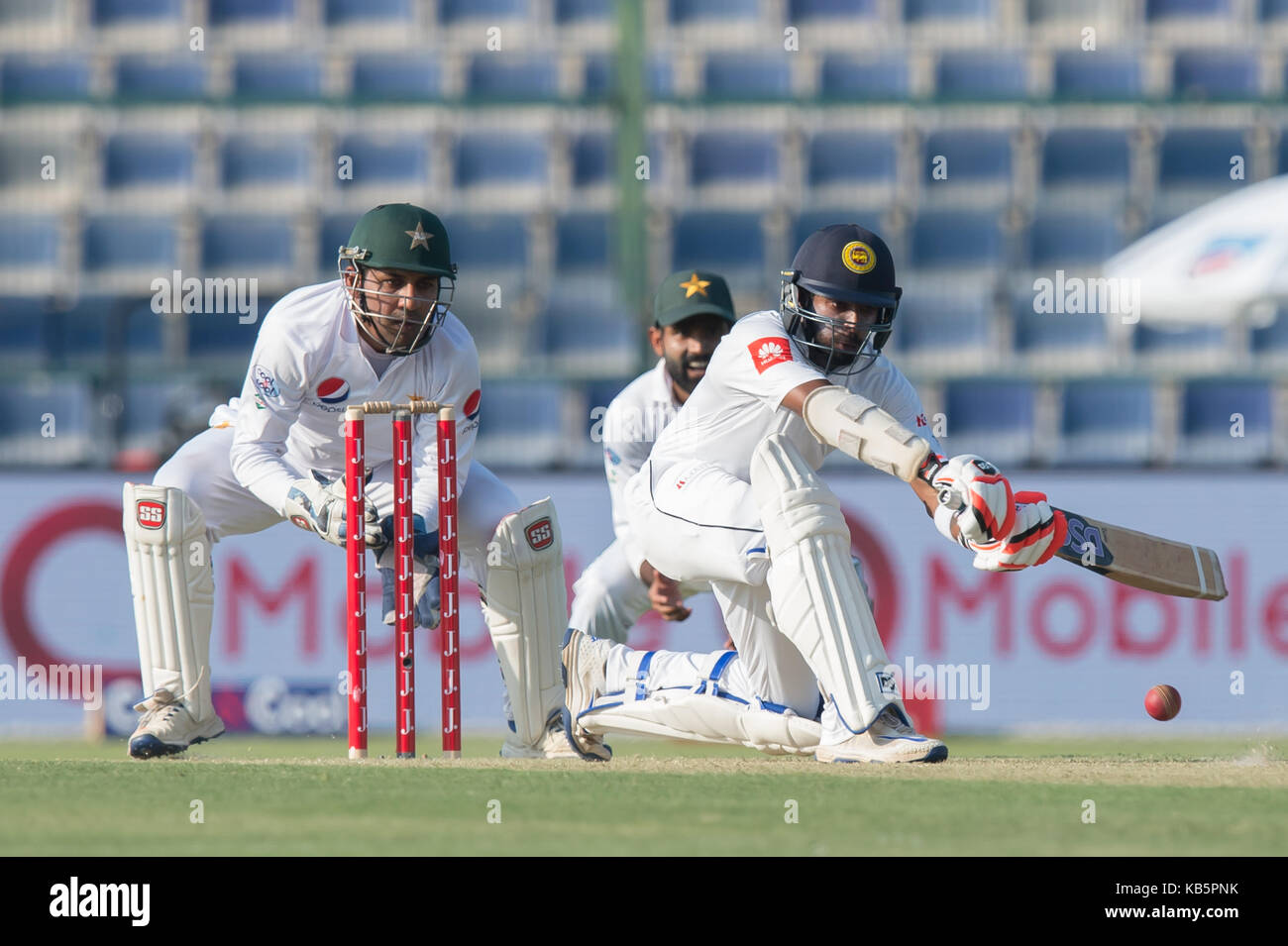 Abu Dhabi, VAE. 28 Sep, 2017. Sri Lankan Batsman Niroshan Dickwella versuchen, eine Schleife während des Tages eine der ersten Test zwischen Pakistan und Sri Lanka Schuß an der Sheikh Zayed Stadion am 28. September zu spielen, 2017 in Abu Dhabi, Vereinigte Arabische Emirate Quelle: isuru Peiris/Alamy leben Nachrichten Stockfoto