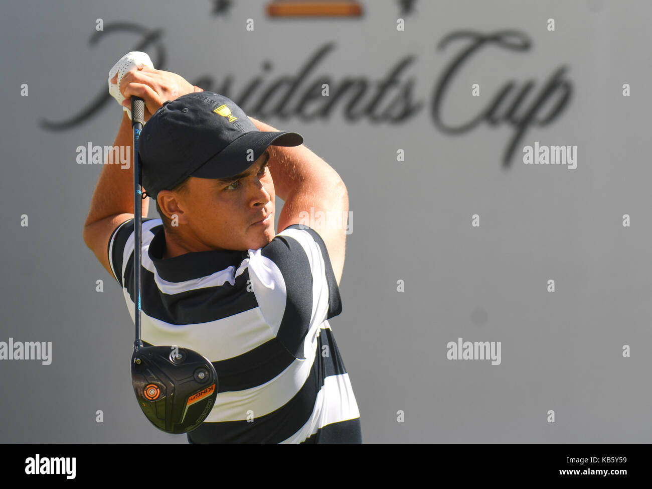 Jersey City, New Jersey, USA. 28 Sep, 2017. Donnerstag, September 28, 2017: Rickie Fowler der Vereinigten Staaten Uhren sein T-Stück geschossen auf der ersten Bohrung während der öffnung, die vom Präsidenten Cup in Liberty National Golf Course in Jersey City, New Jersey. Gregory Vasil/CSM Credit: Cal Sport Media/Alamy leben Nachrichten Stockfoto