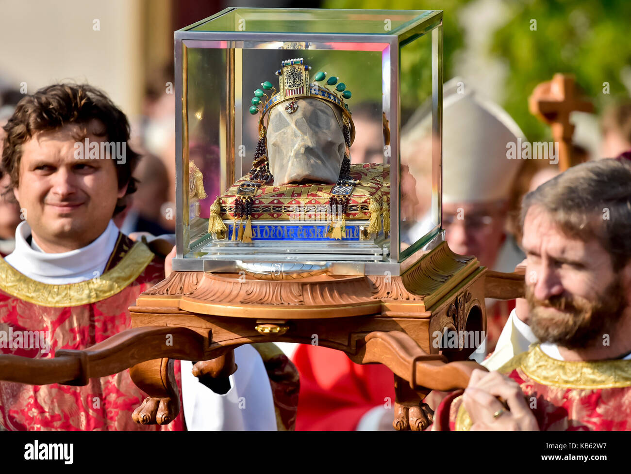 Bischof František Václav Lobkowicz (nicht abgebildet) serviert eine Messe in der St. Wenzel Wallfahrt auf dem Standort der mittelalterlichen böhmischen Herzog Wenzel auf der einen tschechischen Nationalfeiertag ermordet wurde, in Stara Boleslav, tschechische Republik, am 28. September 2017. Auf dem Foto ist der Schädel bleiben von Wenzel I., Herzog von Böhmen - Hl. Wenzel gesehen. (CTK Photo/Vit Simanek) Stockfoto