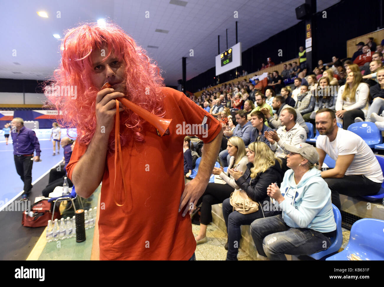 Zlin, Tschechische Republik. 27 Sep, 2017. Tschechische Fan besucht die Handball Europameisterschaft 2018 Qualifikationsspiel Tschechien vs Island in Zlin, Tschechische Republik, am 27. September 2017. Credit: Dalibor Gluck/CTK Photo/Alamy leben Nachrichten Stockfoto