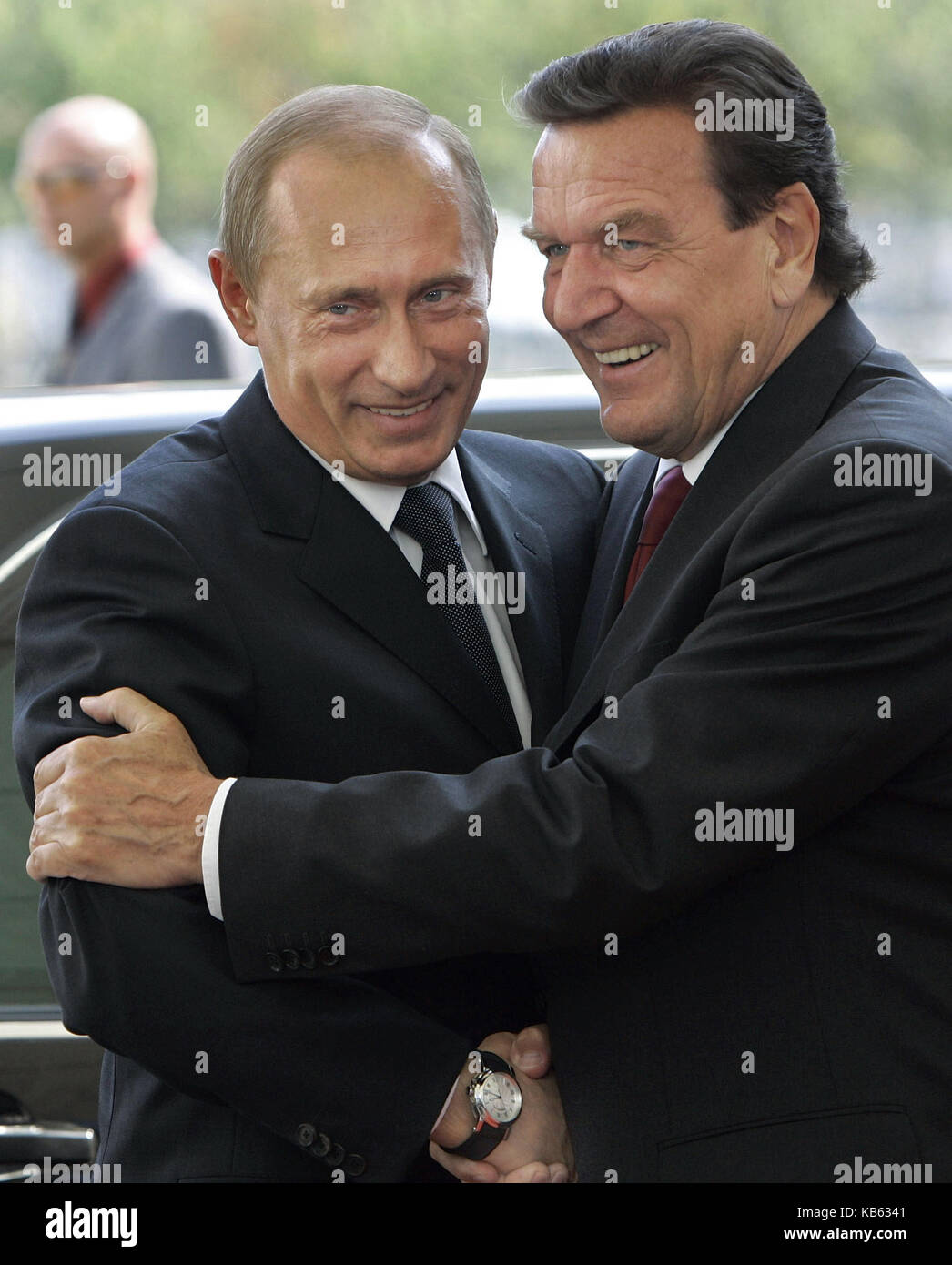 FILE - der ehemalige deutsche Bundeskanzler Gerhard Schröder (r) begrüßt den russischen Präsidenten Wladimir Putin in Berlin, Deutschland, 8. September 2005. Foto: Peer Grimm/dpa Stockfoto