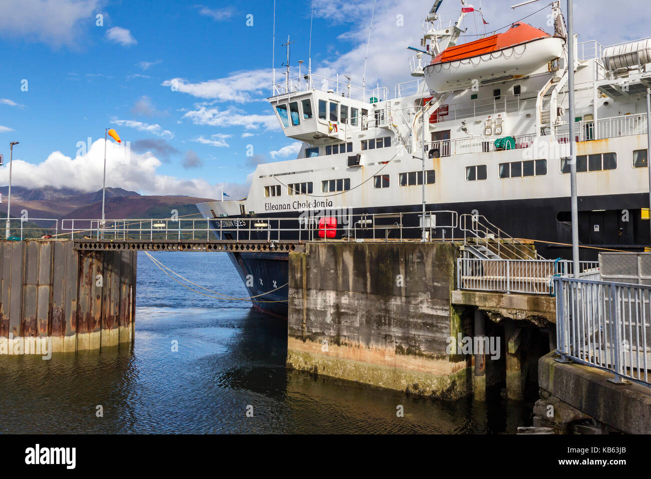 Fähre Eileanan Chaledonia günstig in Brodrick Hafen auf der Isle of Arran, Schottland. Stockfoto