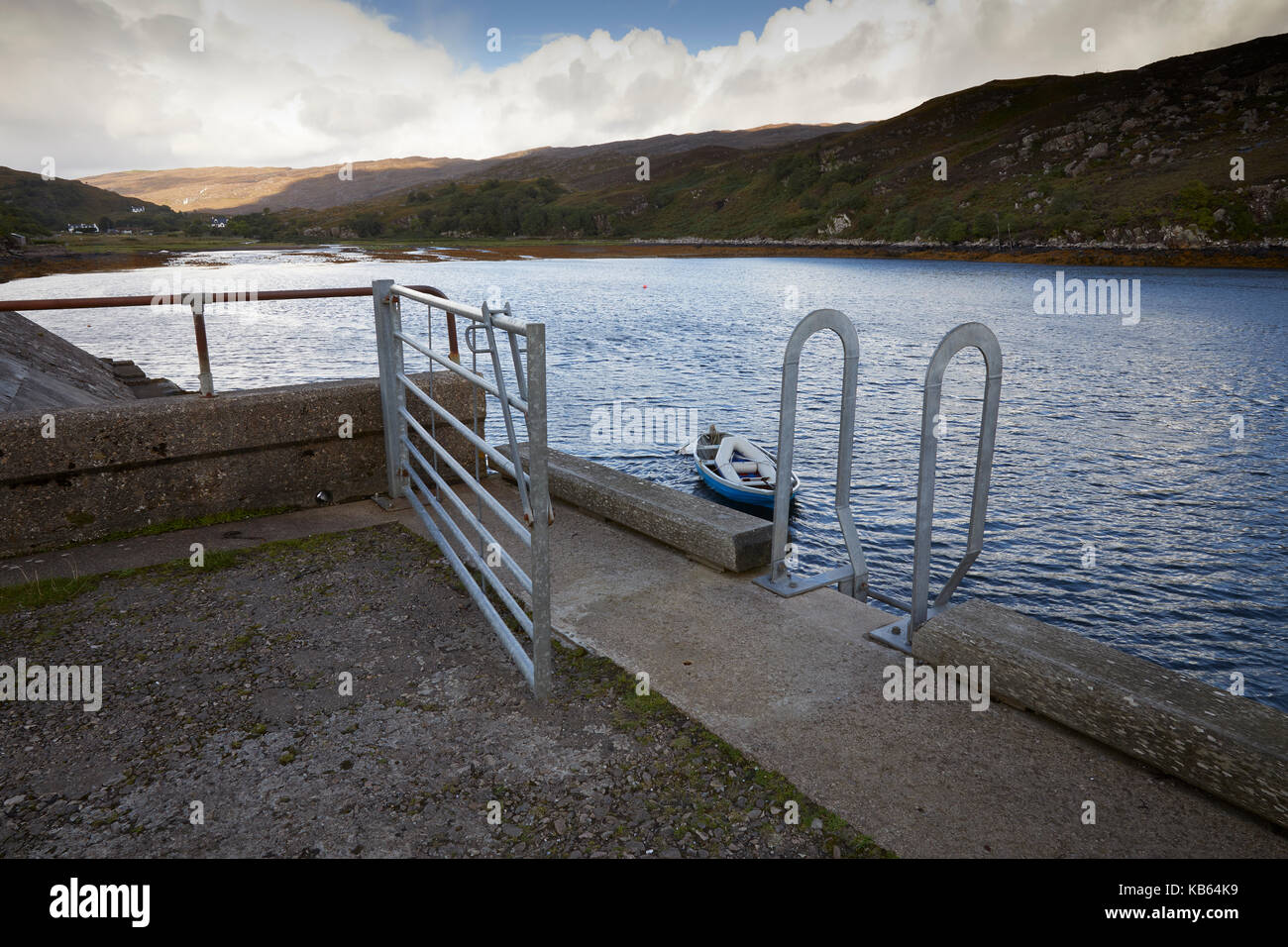 Beiboot und Schlauchboot auf dem Loch Toscaig. Kopf in nördlicher Wind. Am Pier in Toscaig Stockfoto