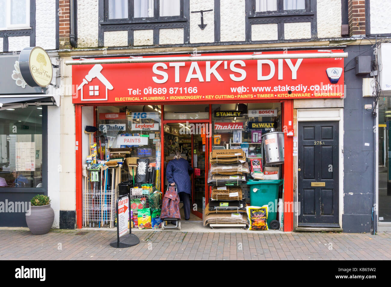 Stak's Do-it-yourself Do-it-yourself-Shop und die Kaufleute des Builder auf Orpington High Street. Stockfoto