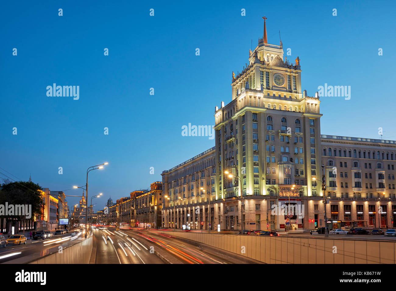 Peking Hotel Gebäude auf der Straße Bolshaya Sadovaya Street leuchtet in der Dämmerung. Moskau, Russland. Stockfoto