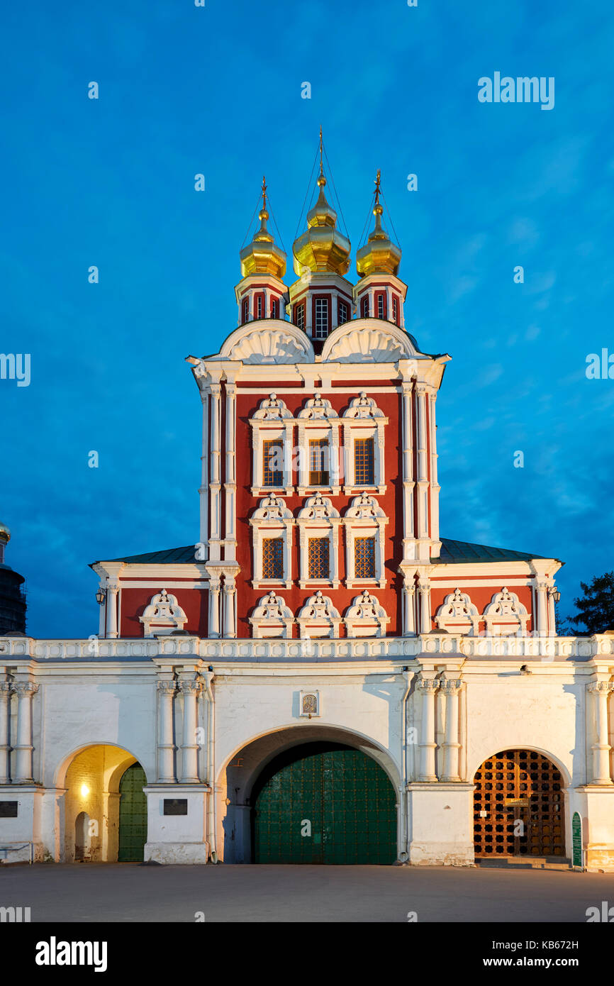 Eingangstor des Neujungfrauenklosters. Moskau, Russland. Stockfoto