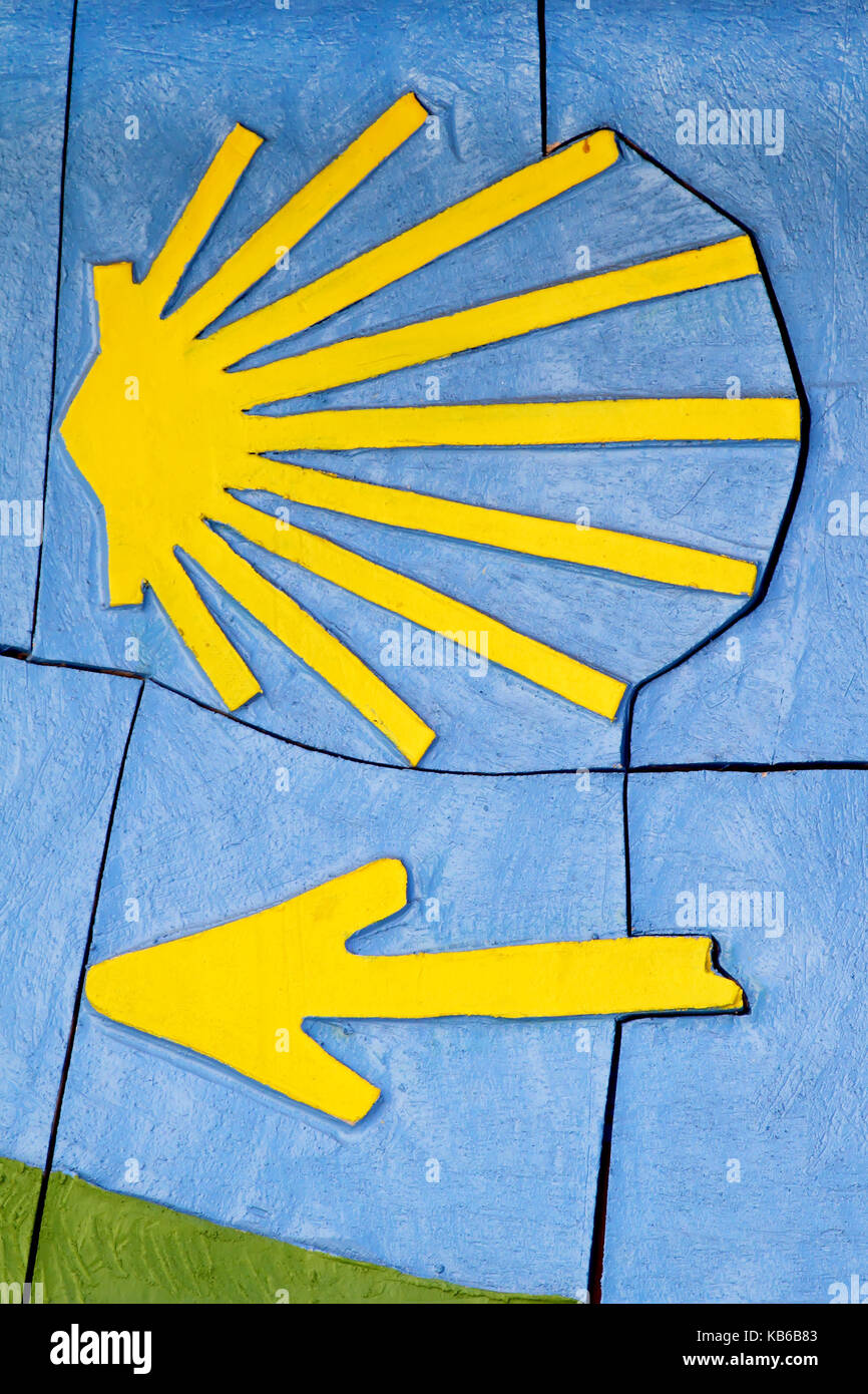 Santiago Shell in Gelb mit blauen Hintergrund, Santiago de Compostela, Galicien, Spanien Stockfoto