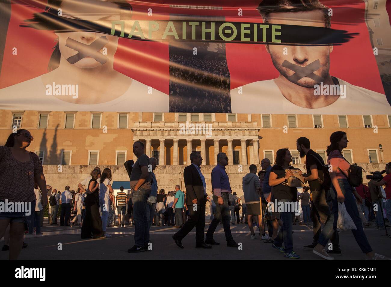 Griechische Bürger während Protest vor dem Parlament, mit Banner' Rücktritt aus der Regierung", gegen die aktuelle Regierung von Tsipras. 20.06.2017 | Verwendung weltweit Stockfoto