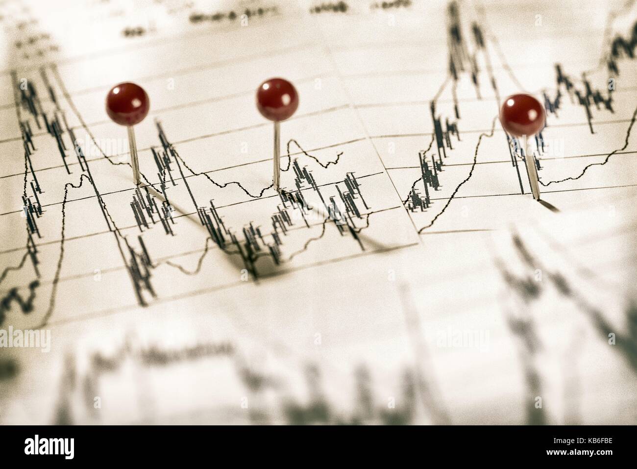 Ein Diagramm zeigt der Kurs einer Aktie, die mit Stecknadeln gekennzeichnet ist. | Verwendung weltweit Stockfoto