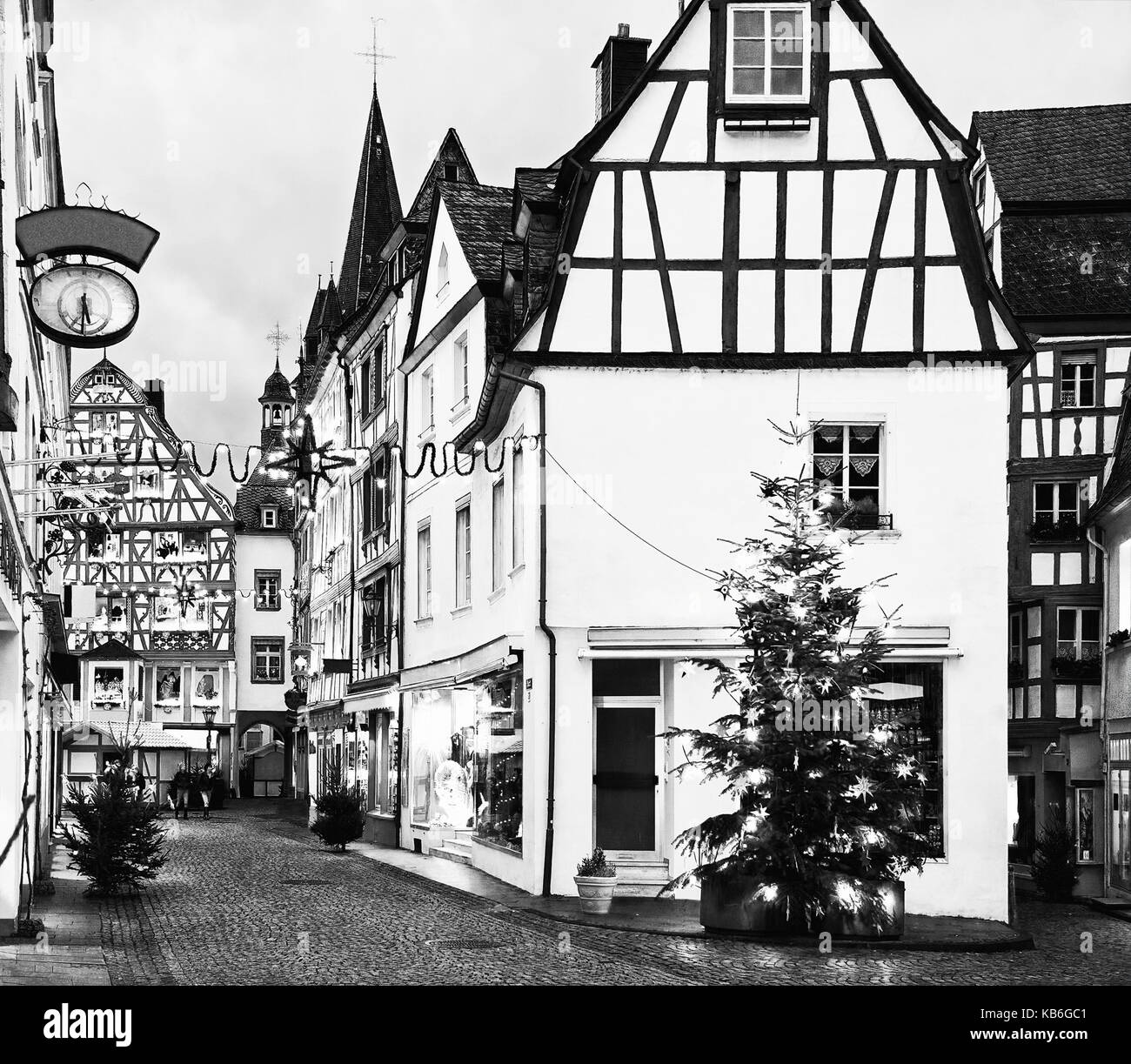 Alte Straße für Weihnachten in der Altstadt von Bernkastel-Kues, Rheinland-Pfalz, Deutschland eingerichtet. Schwarz und Weiß. Stockfoto