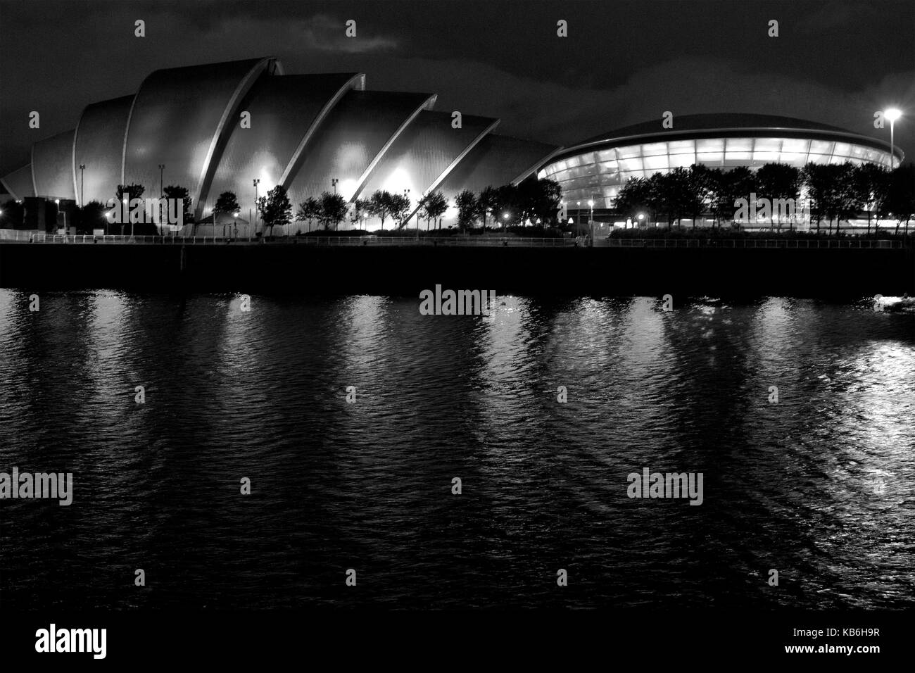 Clyde Auditorium (SEK Armadillo) und die SSE-Hydro, Glasgow, Schottland, über Nacht im Sommer Stockfoto