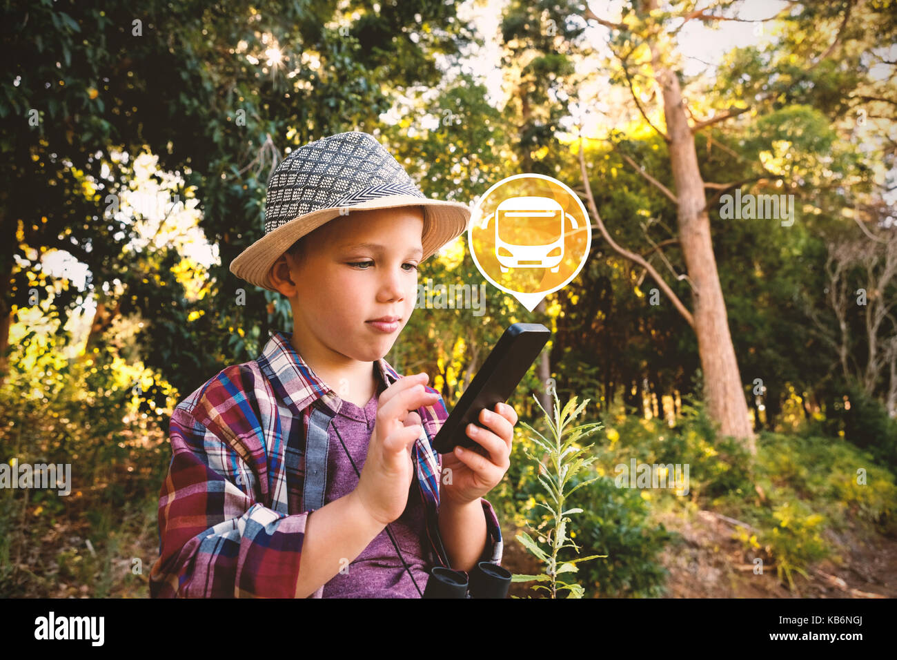 Digitale zusammengesetzte Bild im Bus Symbol auf grünen Kreis gegen Junge mit Walkie talkie iat Wald Stockfoto