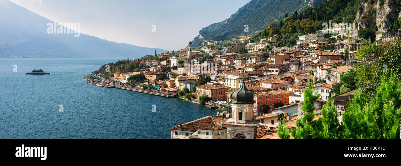 Panorama der wunderschönen Dorf Limone sul Garda, Italien. Reisen Hintergrund Stockfoto