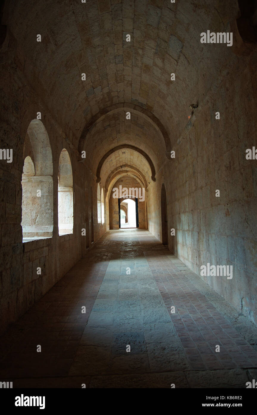 Thoronet Abtei ist eine ehemalige Zisterzienserabtei gebaut, erbaut im späten zwölften (1176-1200). Arkaden des Kreuzgangs Stockfoto