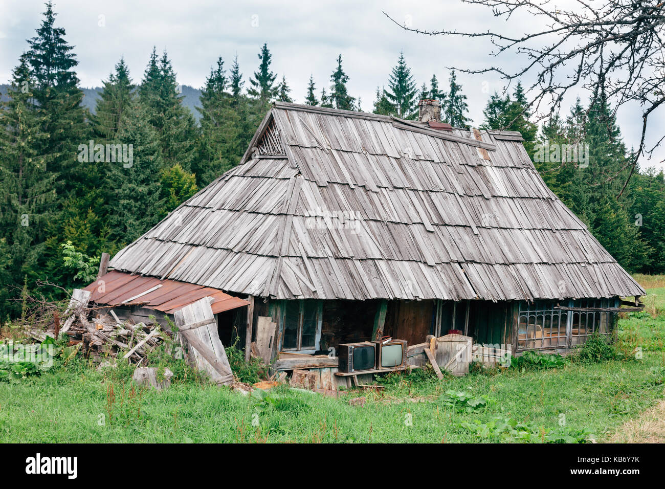 Alte Holz- Haus in den Bergen, Ukraine Stockfoto