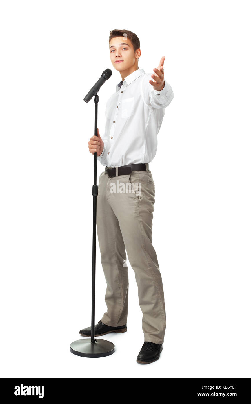 Junge Mann in ein Mikrofon singen während der Vorwärtsfahrt auf weißem Hintergrund, isoliert Stockfoto