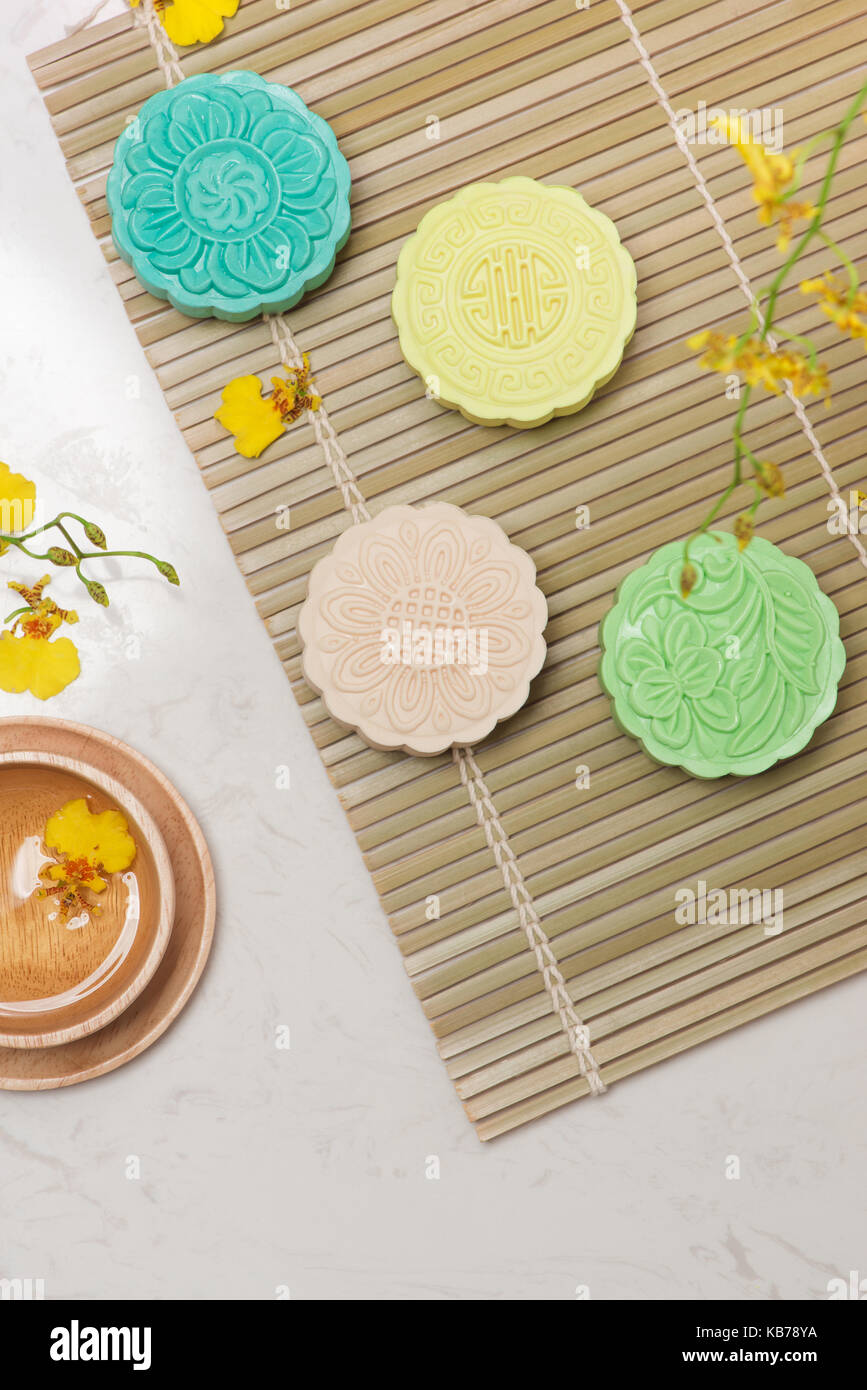 Chinesisch (traditionell) Mitte Herbst Festival Essen. Verschneite Haut Mooncakes. Stockfoto
