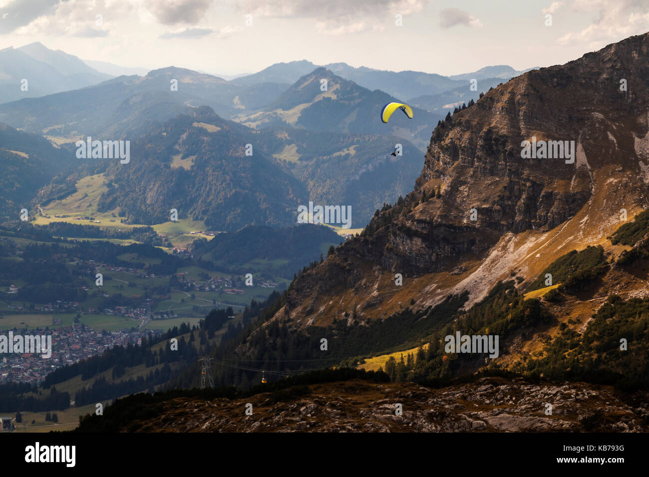 Blick vom Gipfel des Nebelhorns auf einen hohen Berg in Bayern Stockfoto