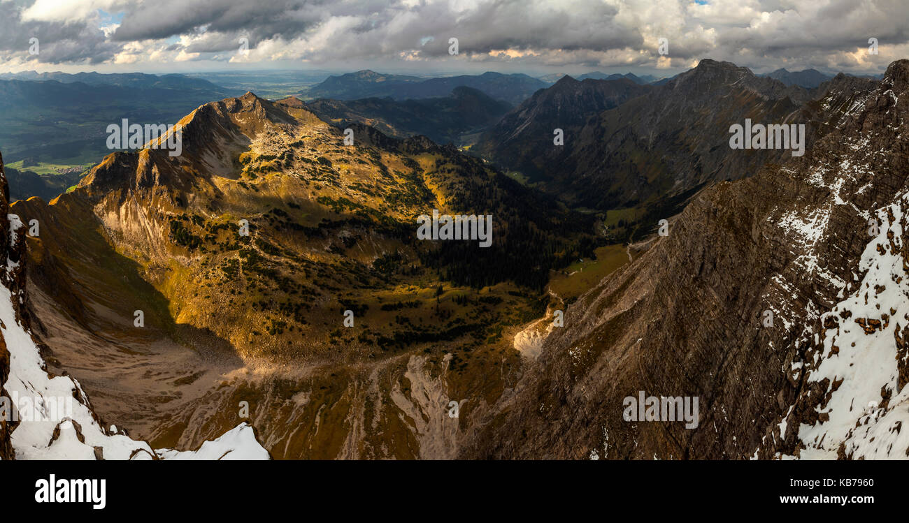 Blick vom Gipfel des Nebelhorns auf einen hohen Berg in Bayern Stockfoto