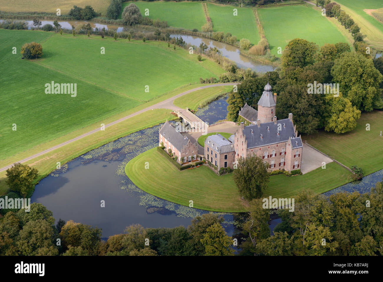 Das Schloss Rechteren aus der Luft in der Nähe des Flusses Vecht, Niederlande, Overijssel, Niederlande, Schloss Rechteren-Overijsselse Vecht gesehen Stockfoto