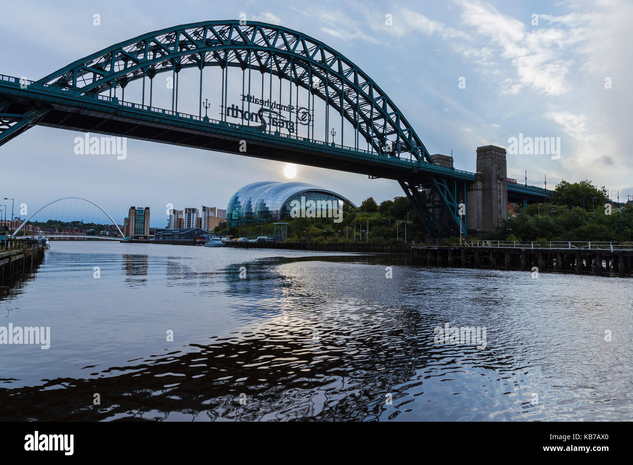 Der Sage Gateshead und Tyne Bridge am frühen Morgen mit Fluss Reflexionen Stockfoto