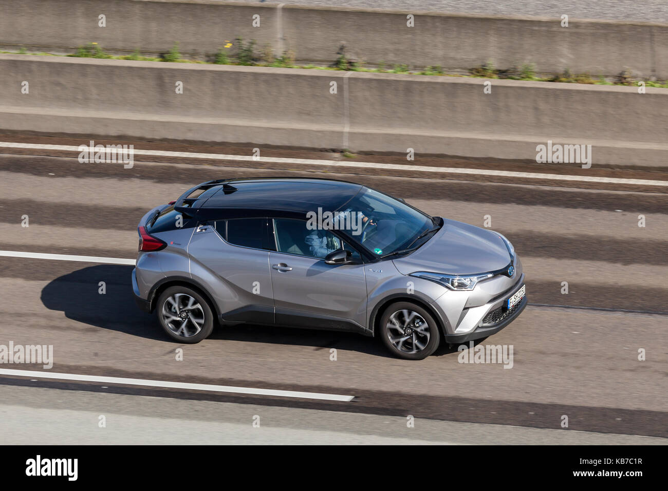 Frankfurt, Deutschland - 19.09.2017: Toyota c-hr-hybrid Kleinwagen Crossover-SUV auf der Autobahn in Deutschland fahren Stockfoto