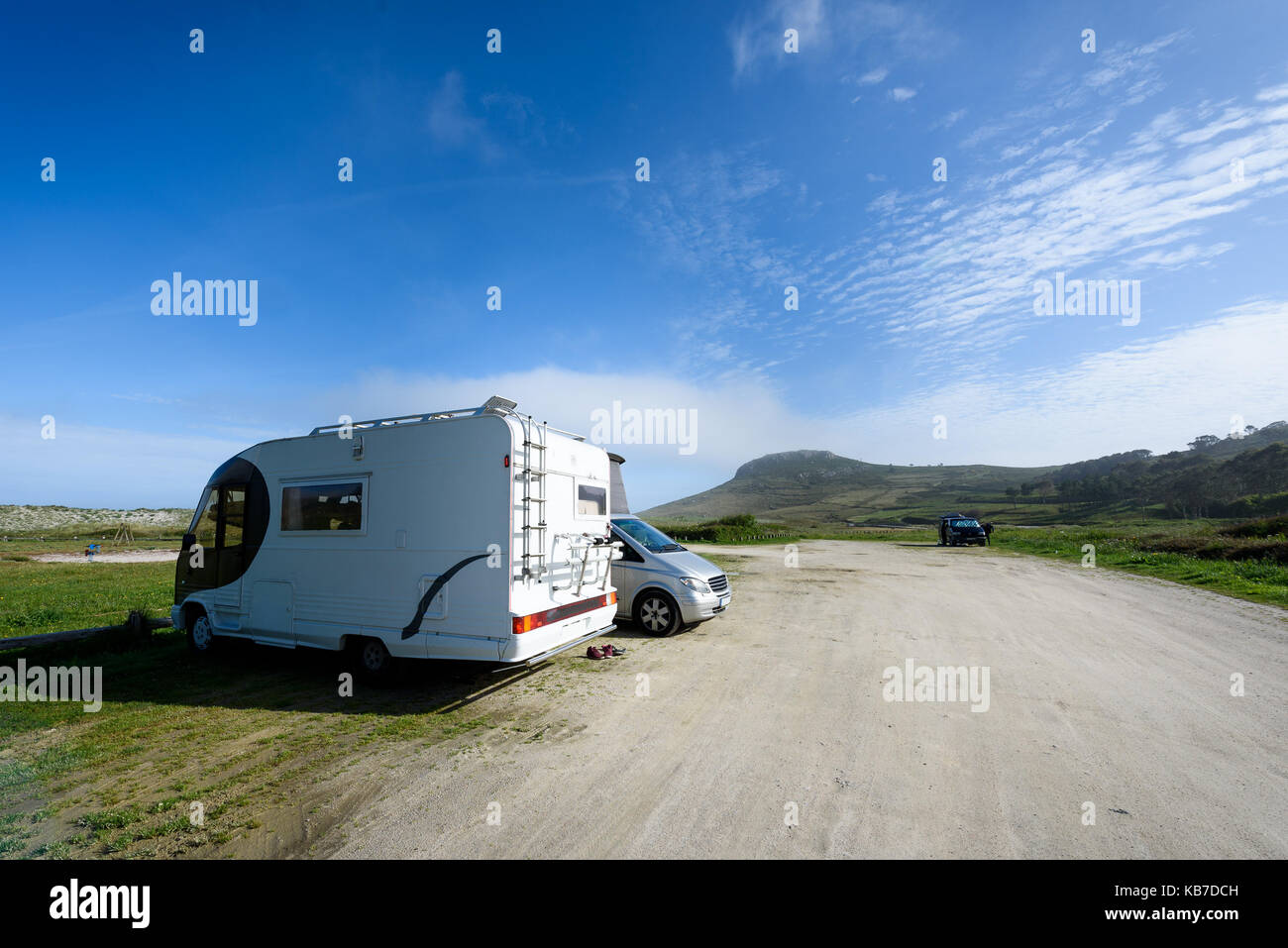 Reisemobil Wohnmobile und Camper sind auf einem Strand geparkt. Zwei Motor home Wohnwagen sind auf einem Parkplatz für RV Fahrzeuge in Galicien - Spanien geparkt. Stockfoto