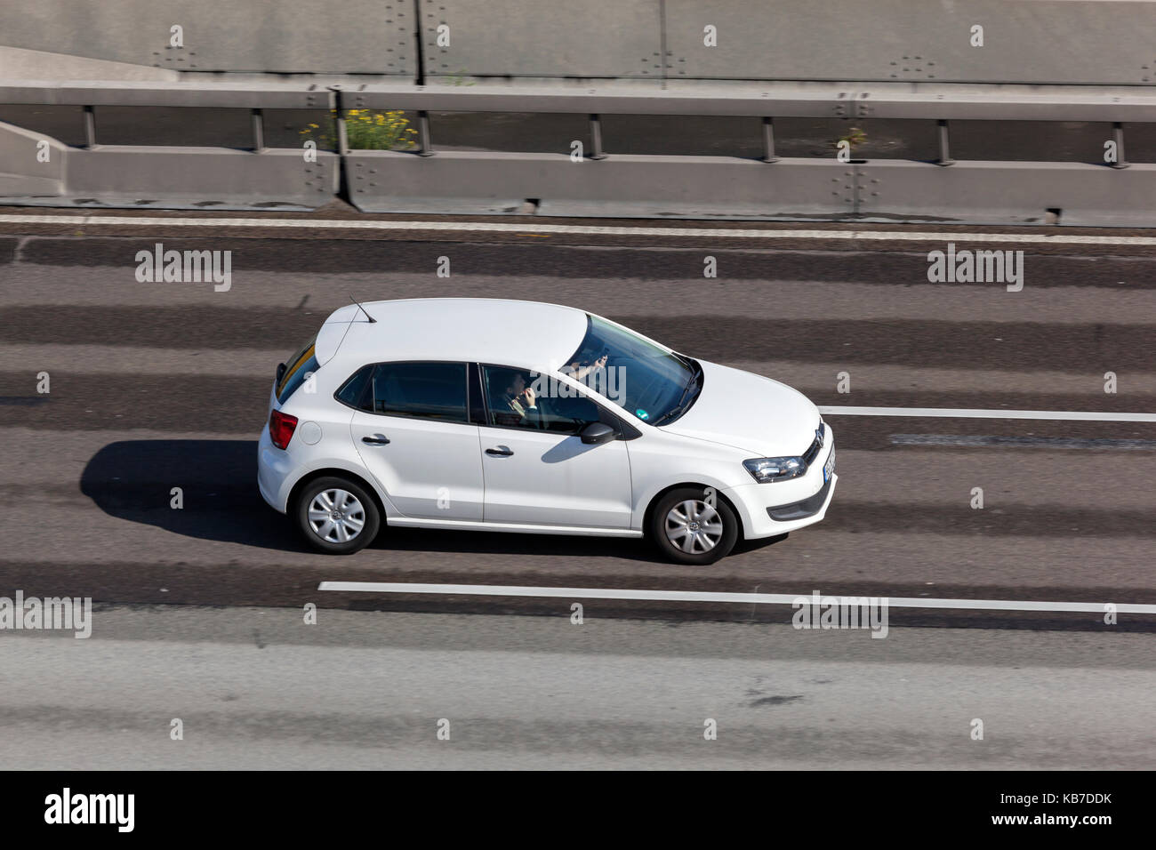 Frankfurt, Deutschland - 19.09.2017: weißer Vw Polo Kleinwagen Auto auf der Autobahn in Deutschland fahren Stockfoto